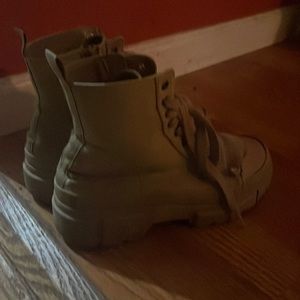 These vintage boots are for most casualties. They look good with any fall look.